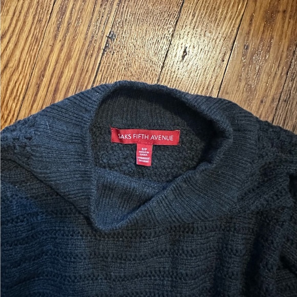 Saks 5th Ave knit sweater - like new ! - Picture 4 of 4